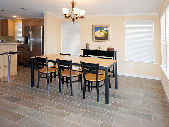 COMFORTABLE DINING