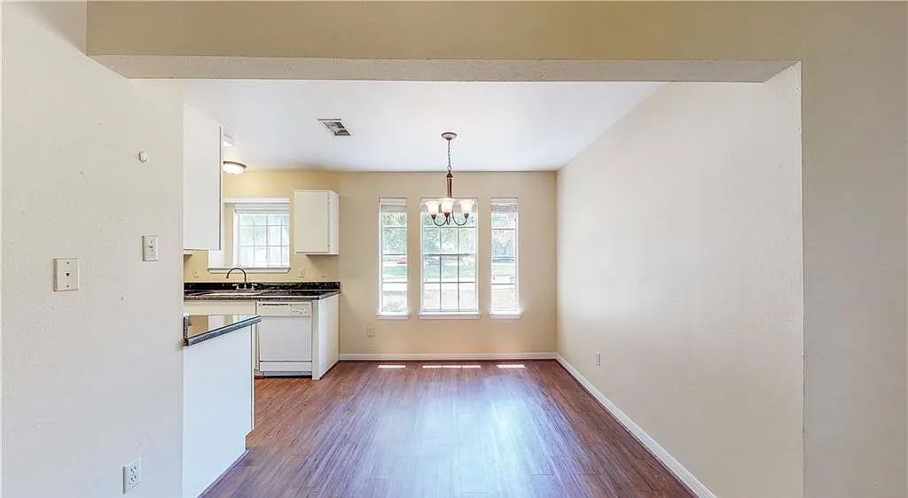 3 bed, 1000 sqft, $1,200 — Photo 2