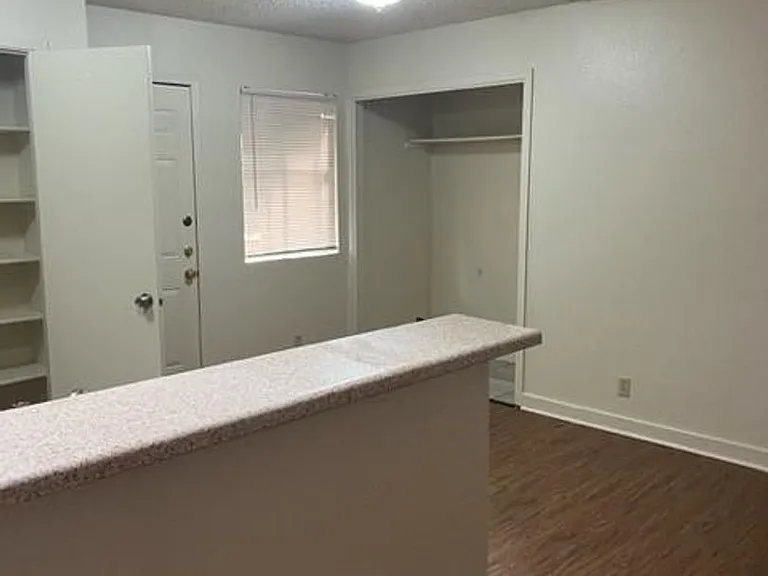 304 Algerita Dr — Photo 1