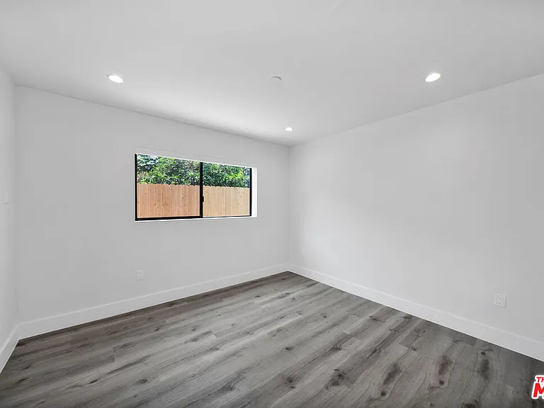11524 Emelita St — Photo 2