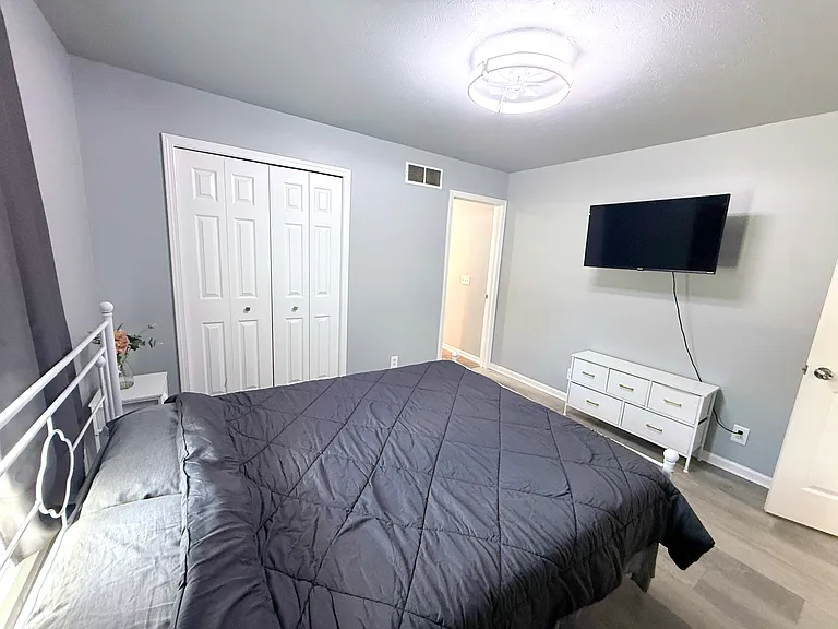 2244 W Taft St — Photo 14
