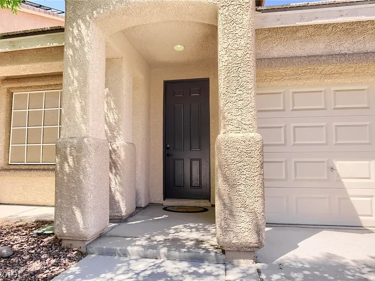 2516 Alma Lidia Ave — Photo 2