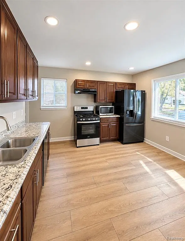 3 bed, 1.0 bath, 1014 sqft, $1,800 — Photo 3