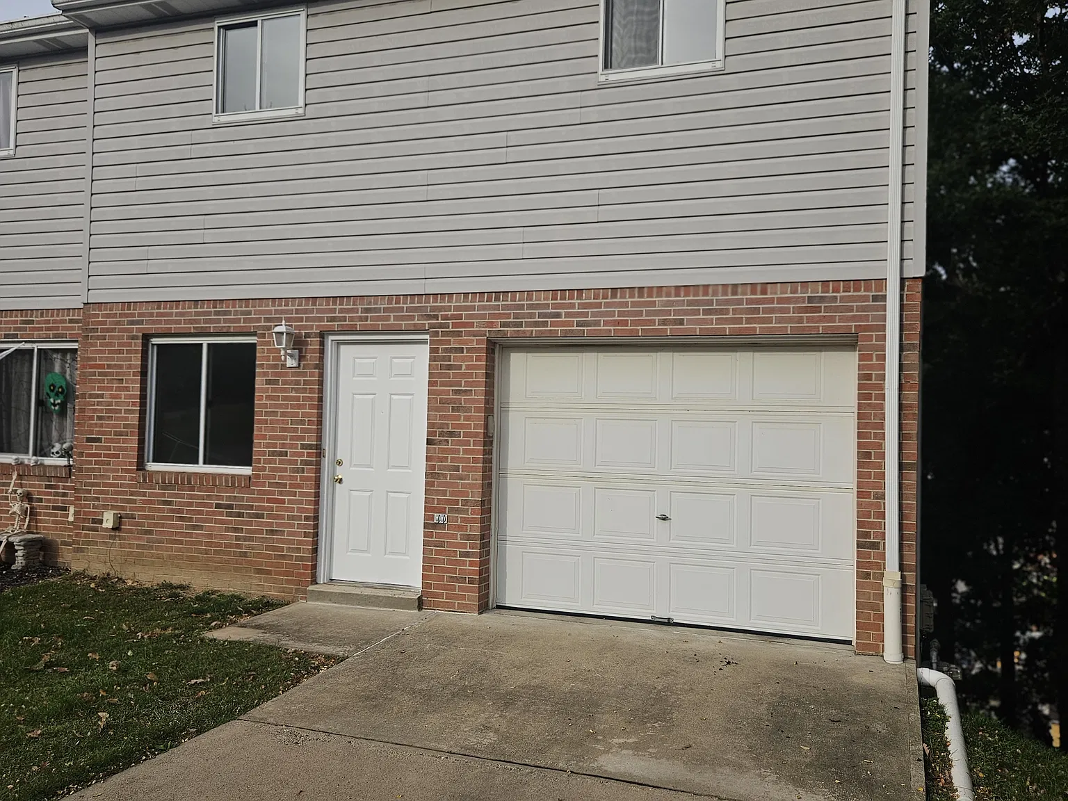 2 bed, $1,300 — Photo 1