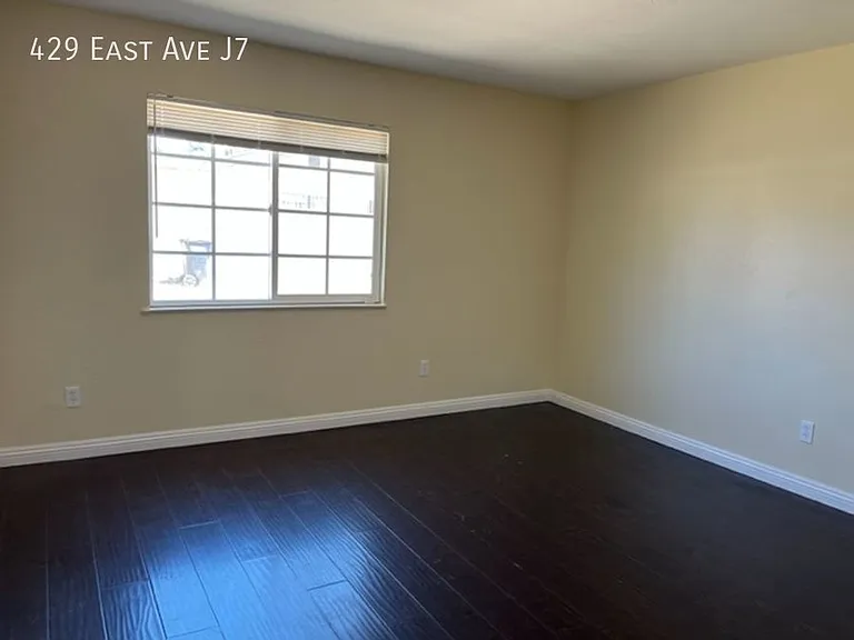 429 E Avenue J7 — Photo 8