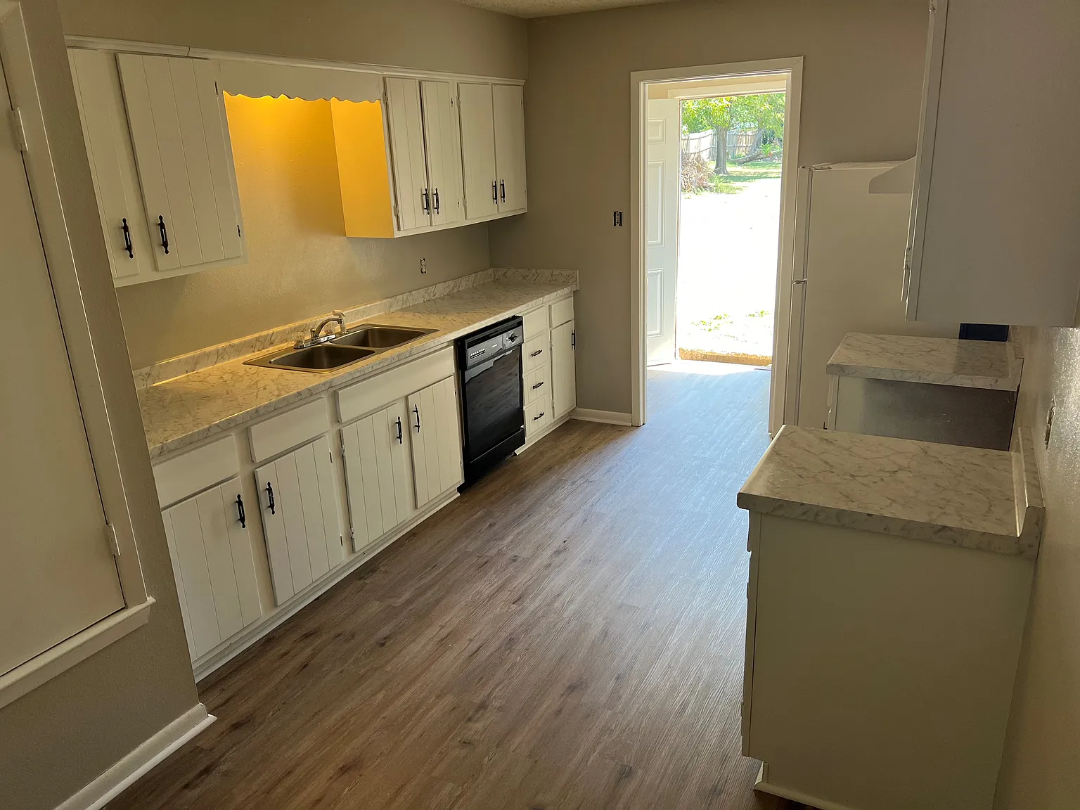2 bed, 1.5 bath, 1067 sqft, $1,195 — Photo 3