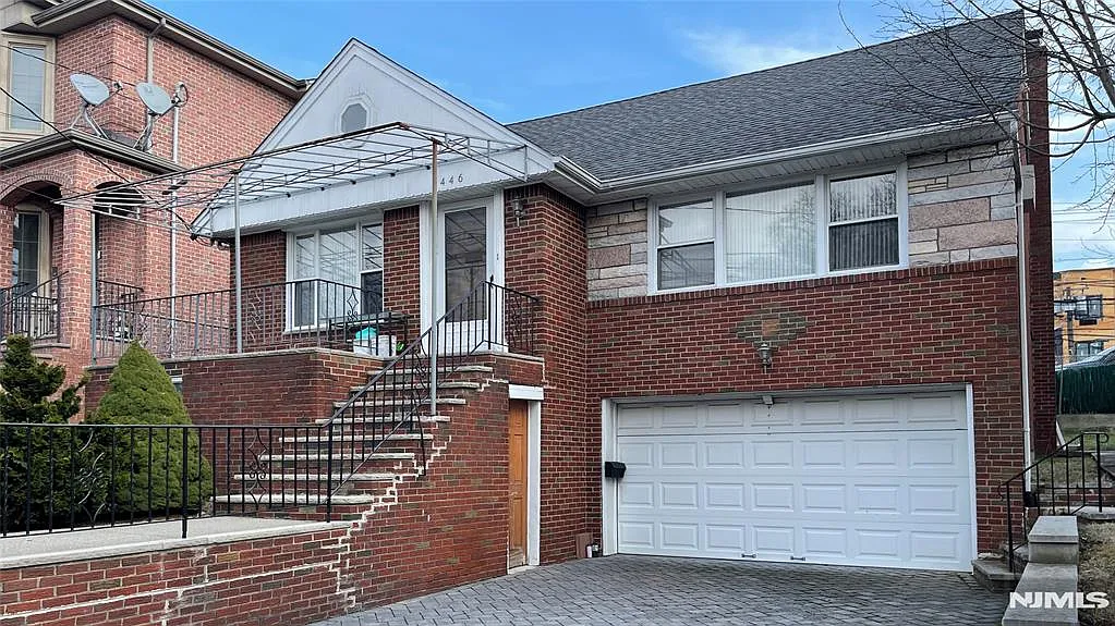 2446 3rd St photo 1