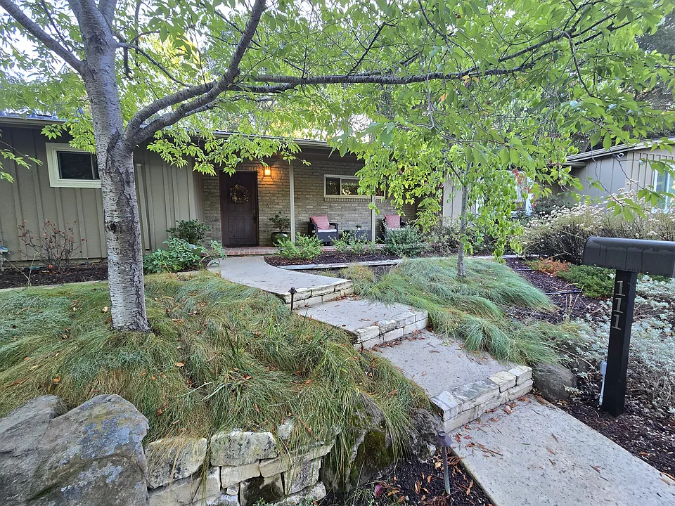 111 Escanyo Way