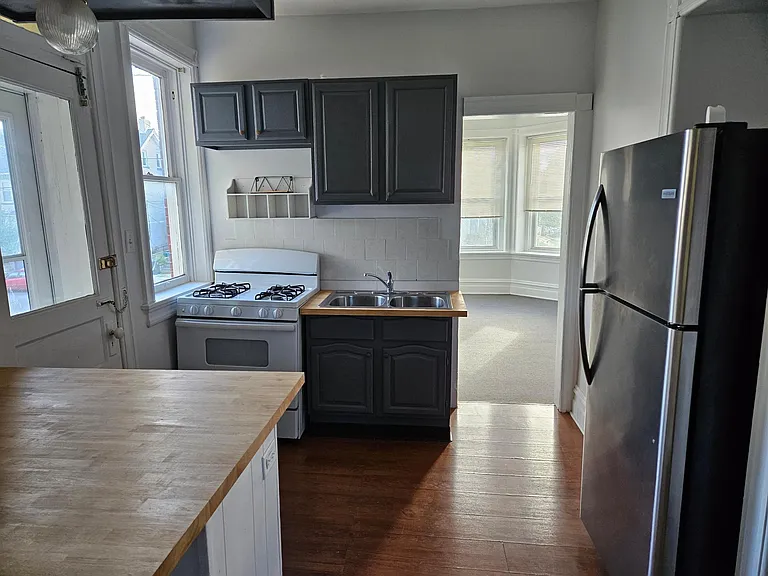 145 E North St — Photo 4