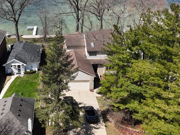 1870 Cass Lake Front Rd, Keego Harbor, MI 48320