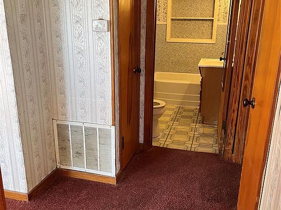 4th image of 1337 Davis St