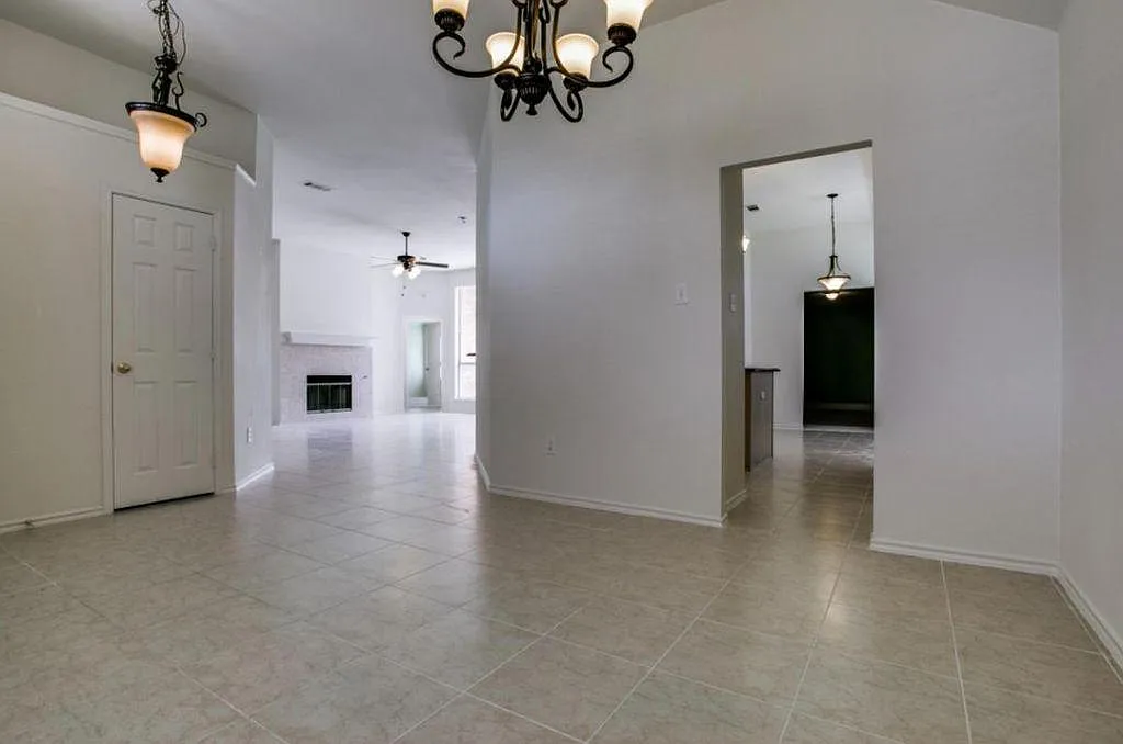 3807 Barrington Dr — Photo 3
