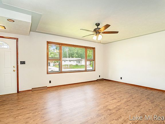4th image of 5125 Greenacres Dr SE