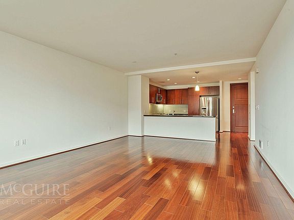 4th image of 325 Berry St APT 524