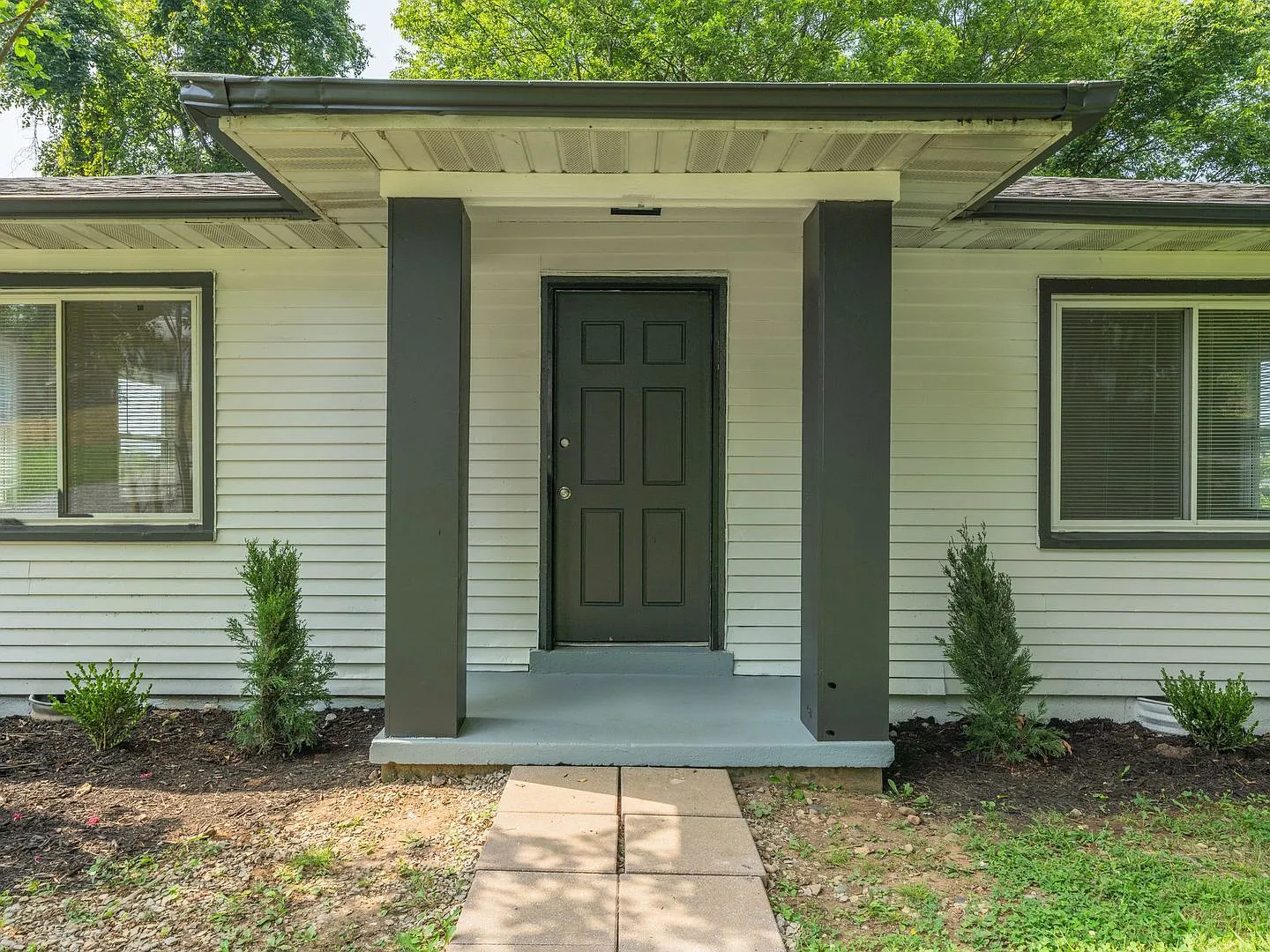 Beautifully renovated 2-bedroom cottage close to Ft Campbell — Photo 4