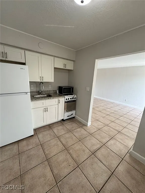 Building Photo - 2452 Stella St #204