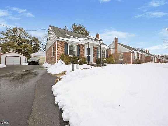 2nd image of 933 Greenbriar Ln