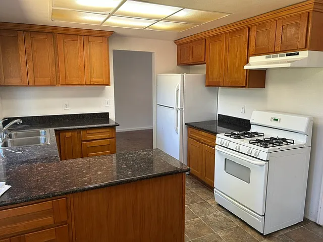 4 bed, 1834 sqft, $2,400 — Photo 3