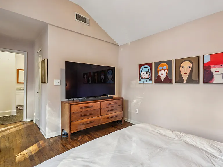 807 Lake Ave NE — Photo 26