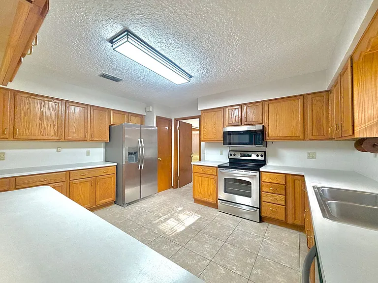 3990 Clearwater Ln — Photo 4