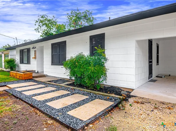 909 E Ireland St, Seguin, TX 78155