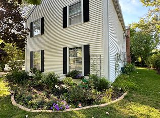 23W232 Foxcroft Dr, Glen Ellyn, IL 60137