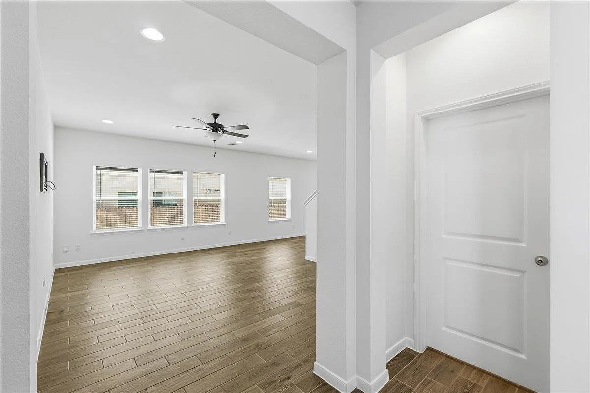 3 bed, 2.5 bath, 2114 sqft, $2,450 — Photo 4