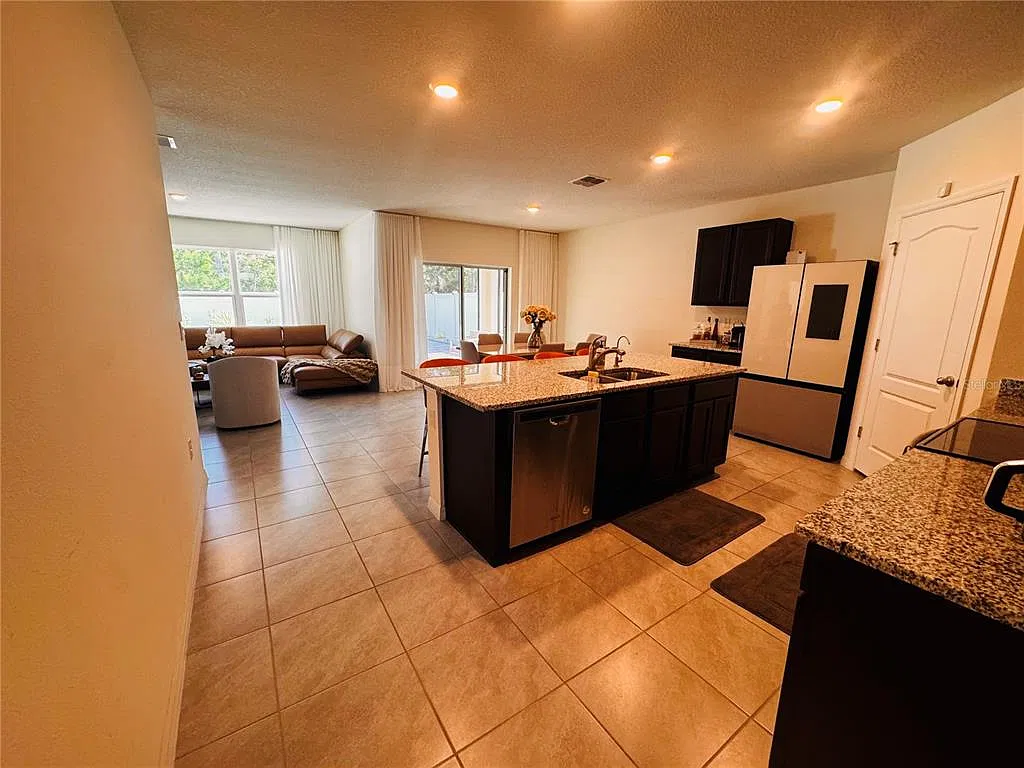 4 bed, 2.0 bath, 1830 sqft, $2,390 — Photo 3