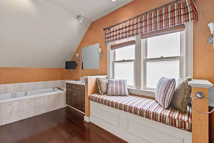 4 bed, 3.0 bath, 3430 sqft, $7,750 — Photo 4