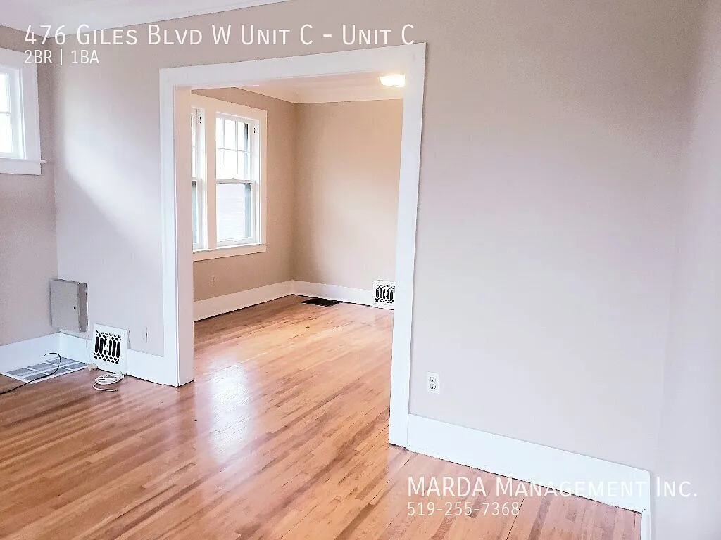 Freshly Remodeled 2 Bed/ 1 Bath Apt In Dt Windsor $950 +Hydro&Gas — Photo 4