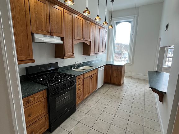 4th image of 90 S Pearl St NE #3W