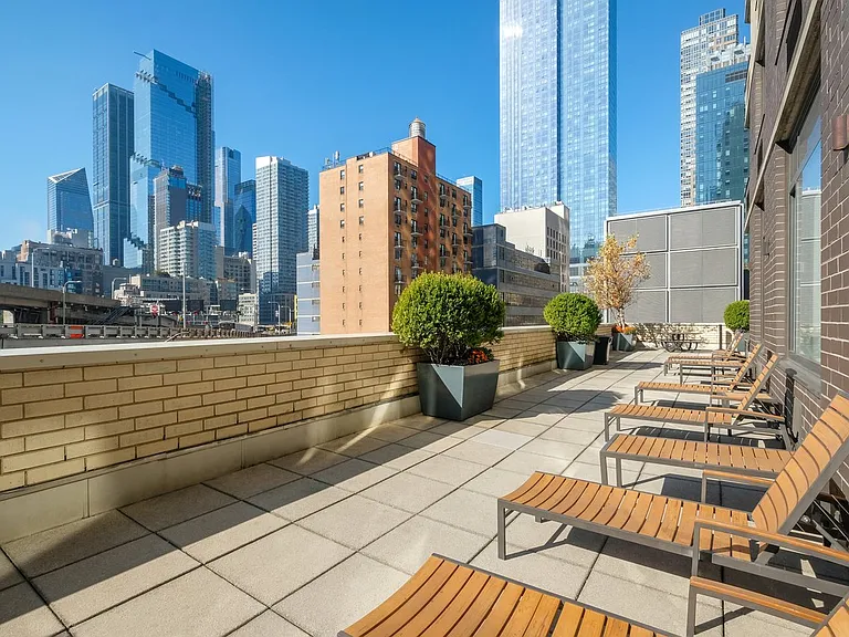 420 W 42nd St #25F — Photo 13