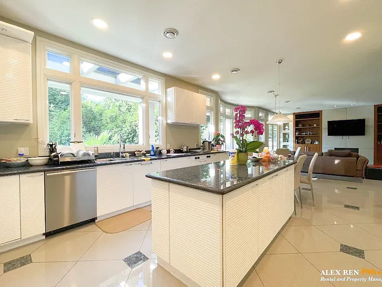 2838 SW Marine Dr — Photo 14