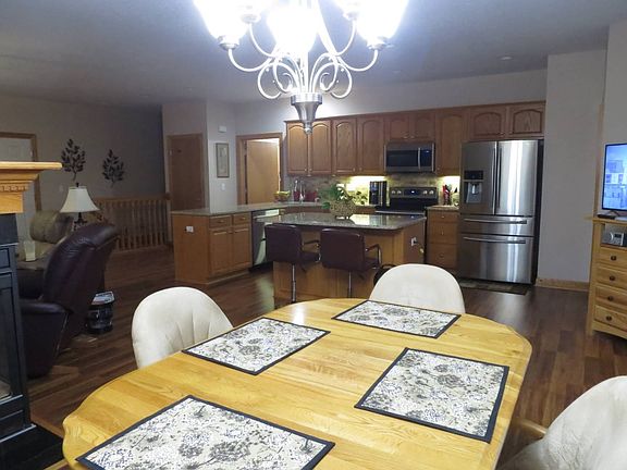 2nd image of 220 NE Sunrise Dr