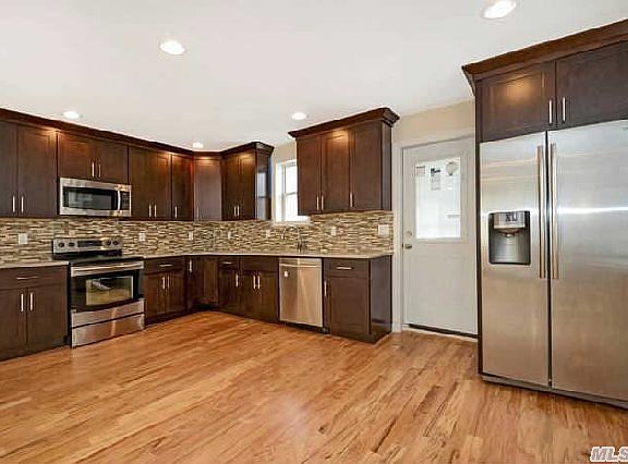 4th image of 2581 Cypress Ave