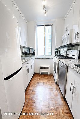 5th image of 220 E 65th St #21R