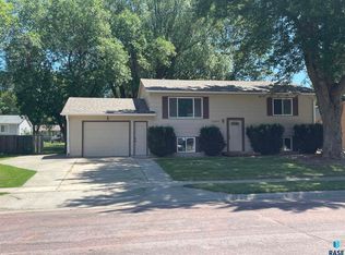 2204 S Fox Trl, Sioux Falls, SD 57103