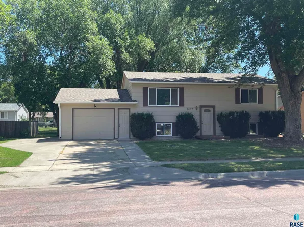 2204 S Fox Trl, Sioux Falls, SD 57103