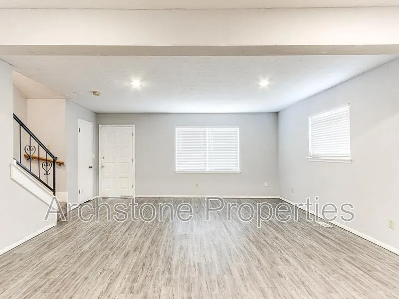 4 bed, 2.5 bath, 1890 sqft, $1,845 — Photo 2