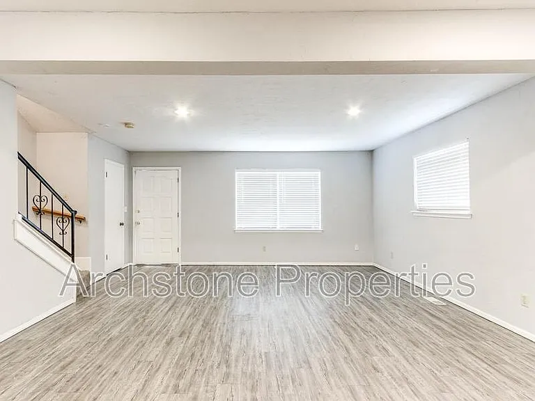 2524 Boxwood Ave — Photo 2