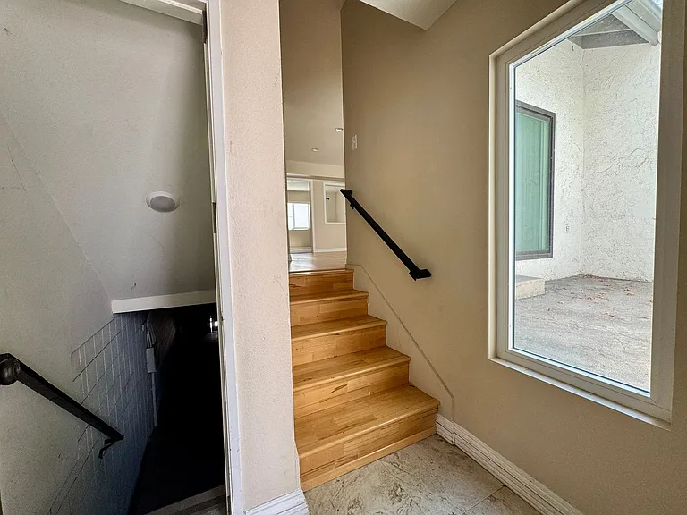 594 W Huntington Dr #C — Photo 3