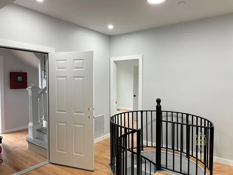 27 Linden St #1 — Photo 16