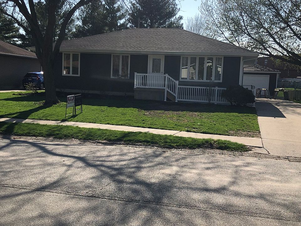 House with detached garage