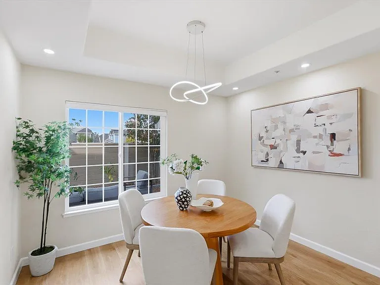 1205 Beacon Hill Dr — Photo 2