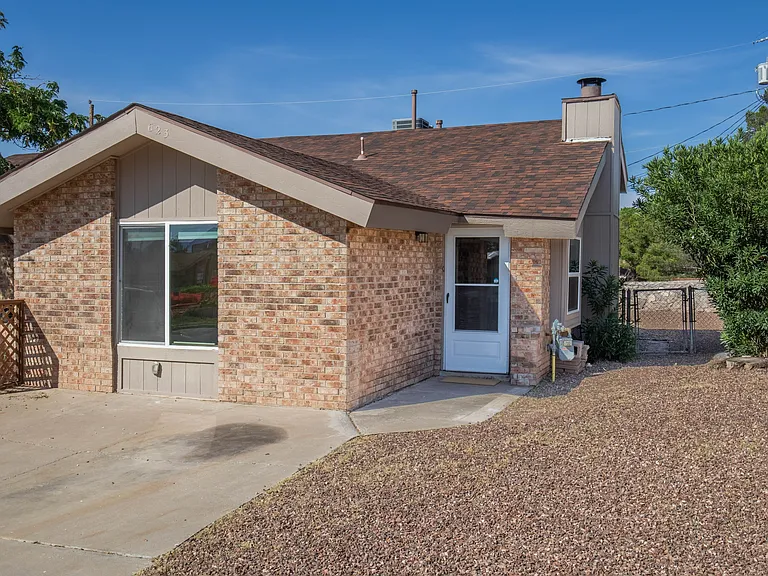 623 Paula Pl — Photo 1