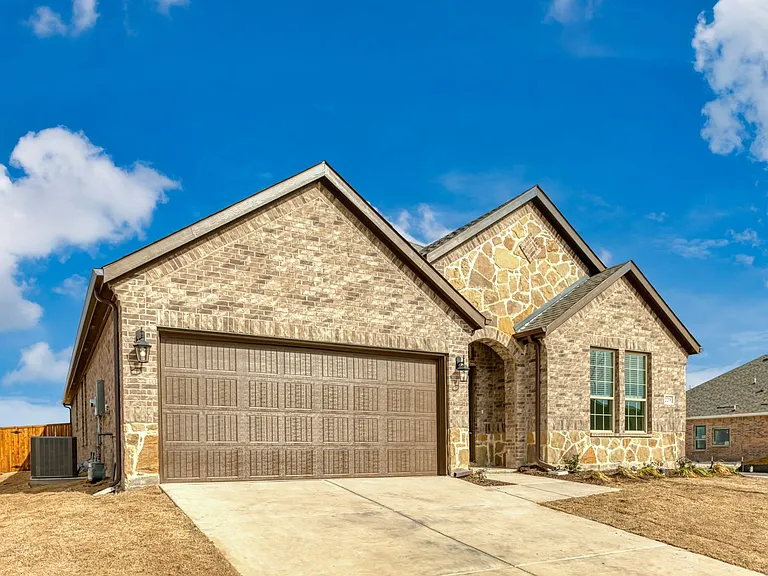 229 Tate Ln — Photo 2