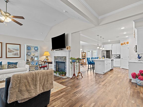 3rd image of 157 Dublin Loop