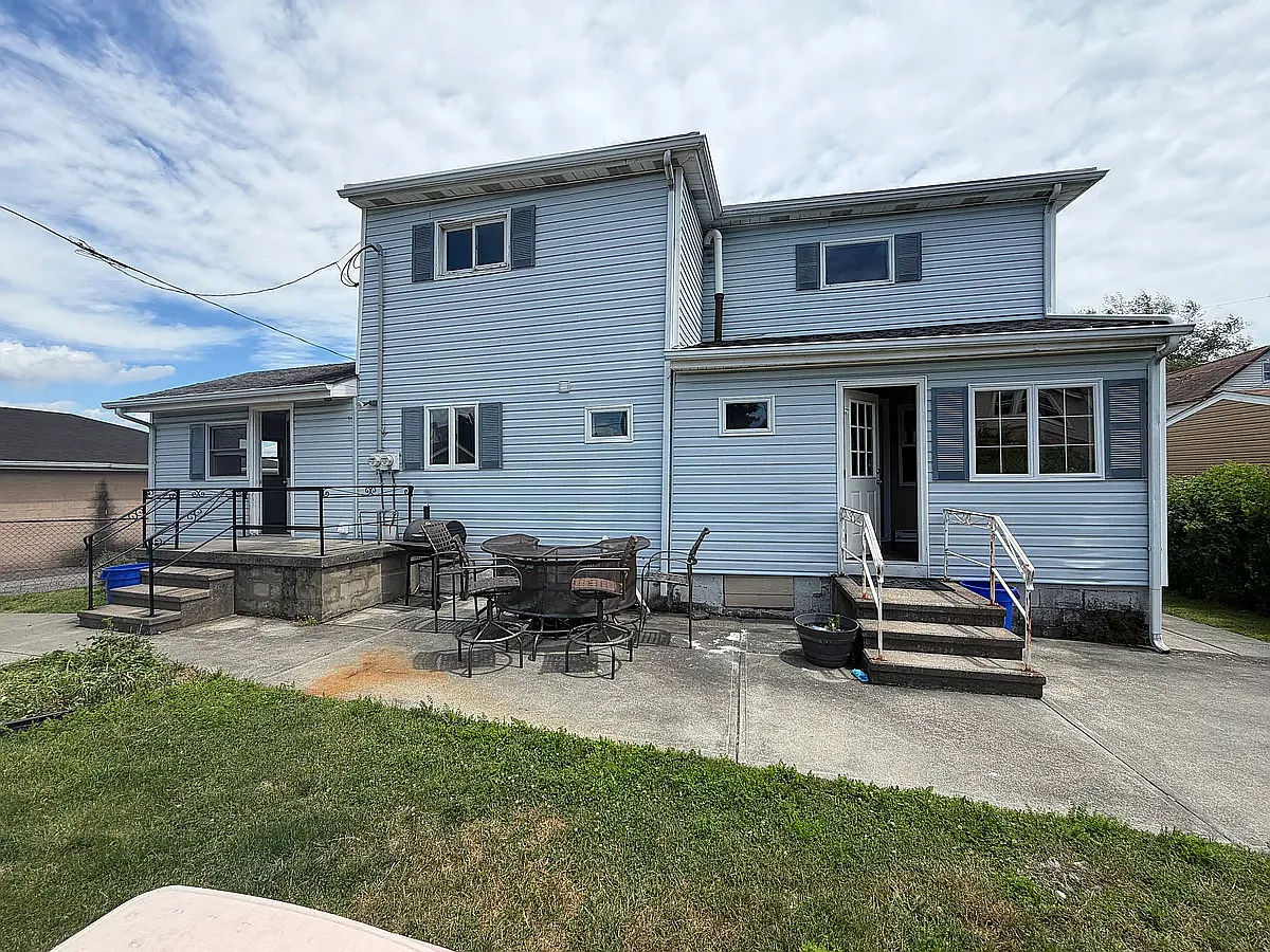 2 bed, 1047 sqft, $975 — Photo 2