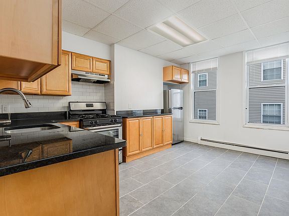 4th image of 94 Mallory Ave