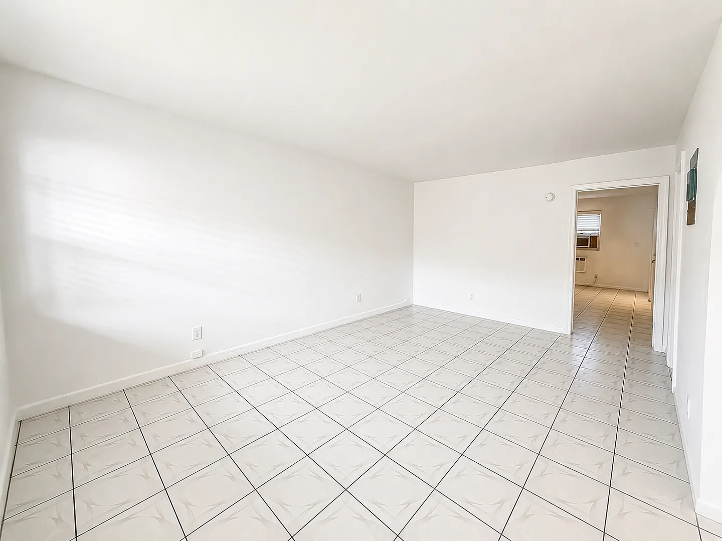 920 SW 15 Terr — Photo 3
